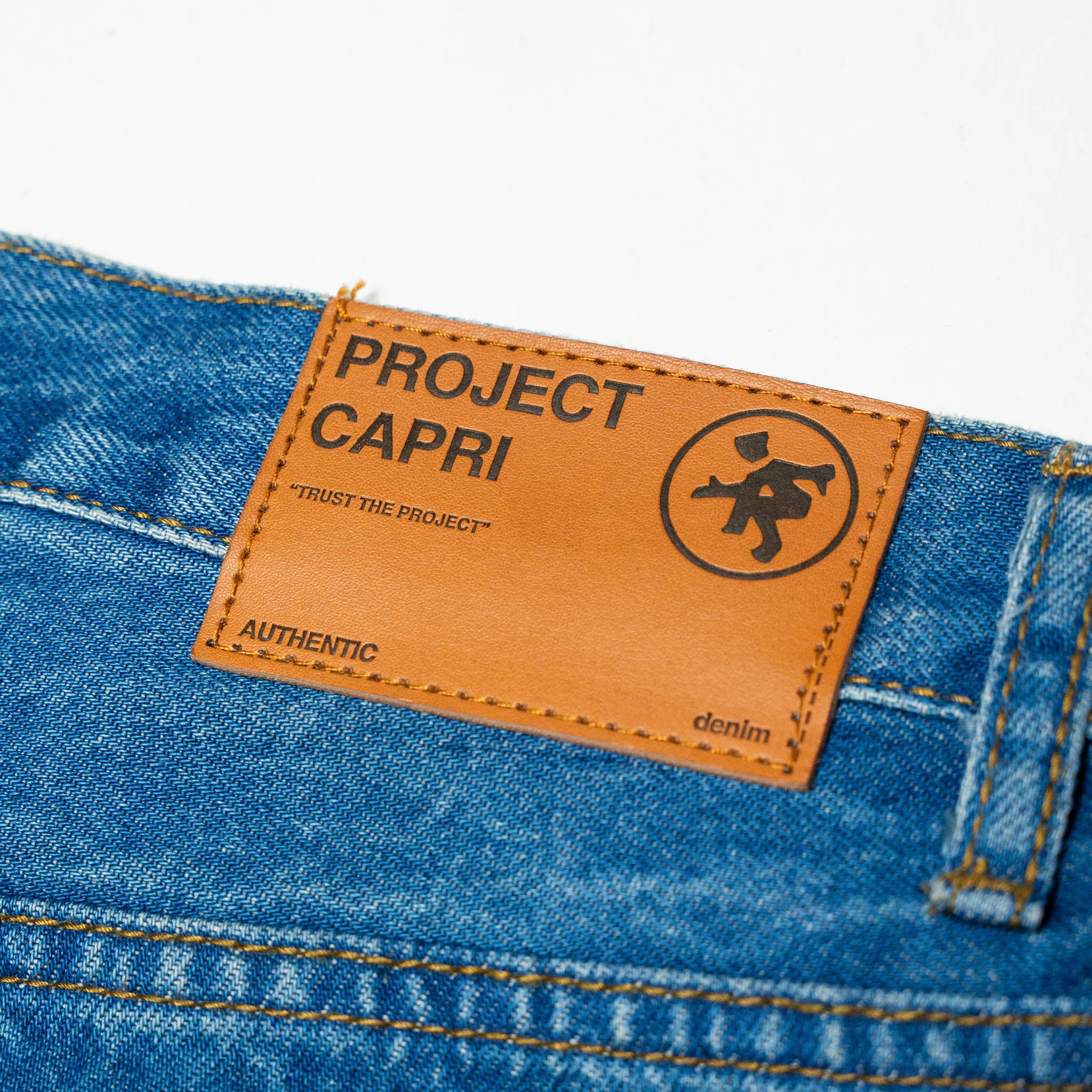 DISTRESSED CAPRI JORTS