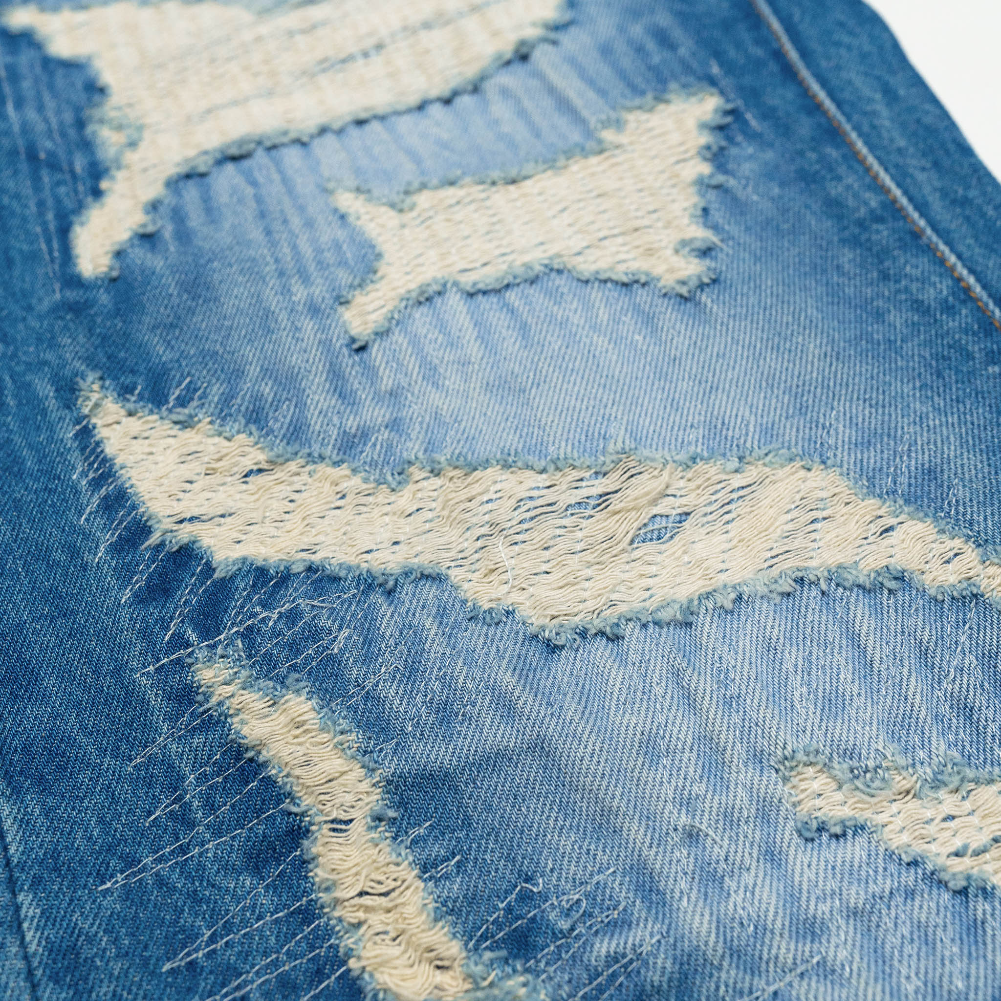 DISTRESSED CAPRI JORTS