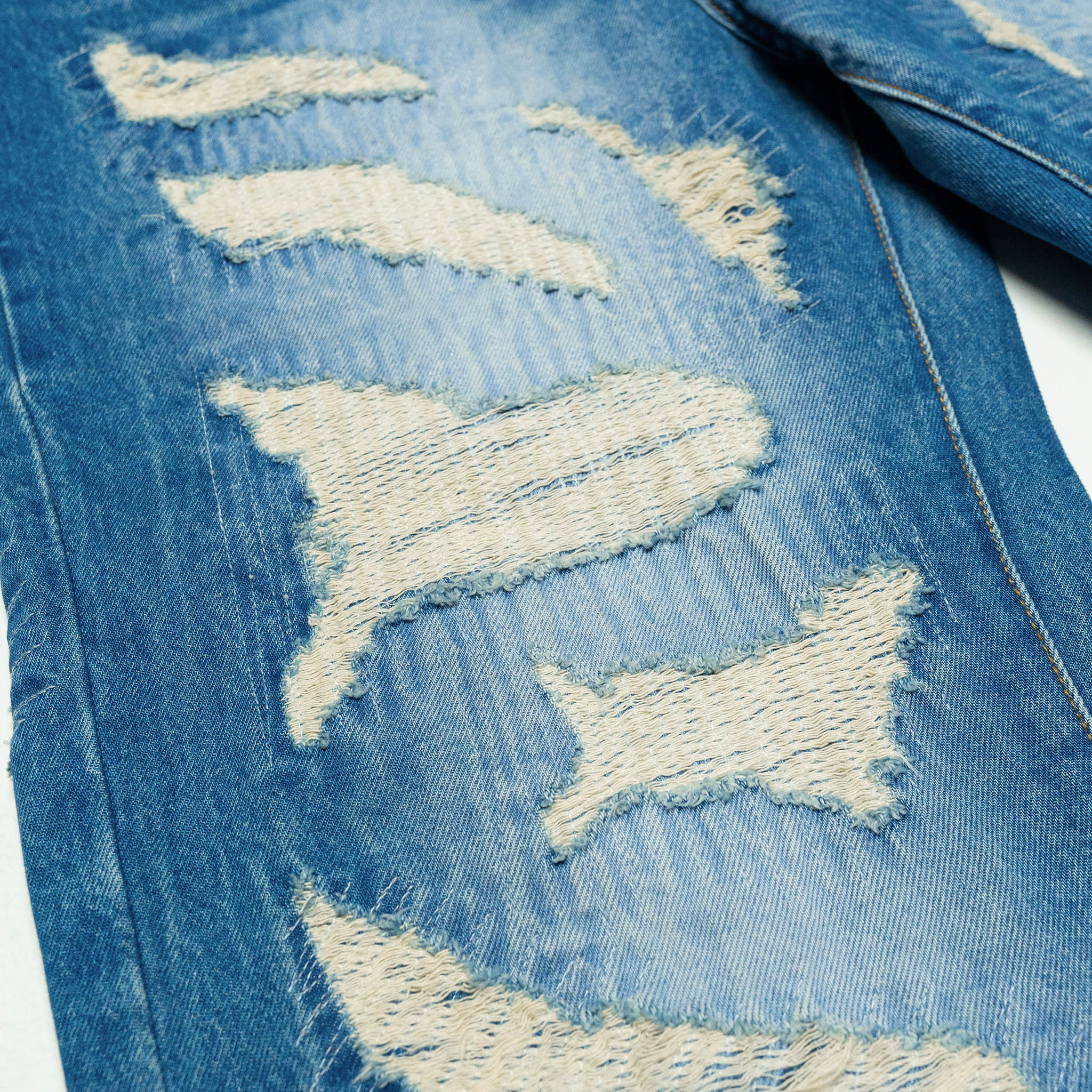 DISTRESSED CAPRI JORTS