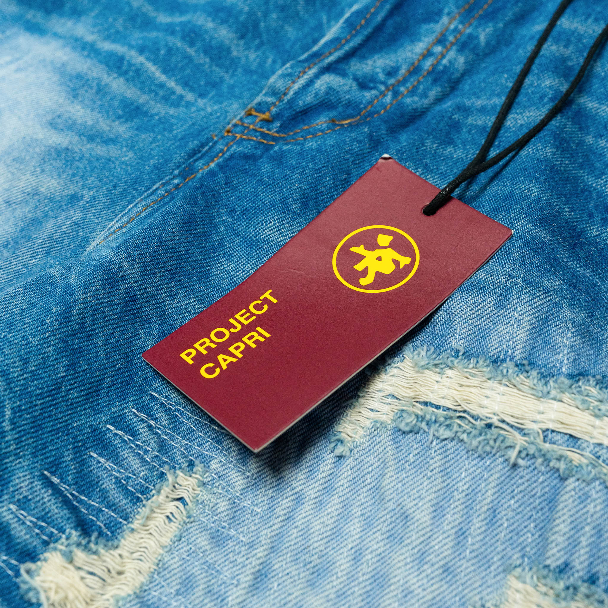 DISTRESSED CAPRI JORTS
