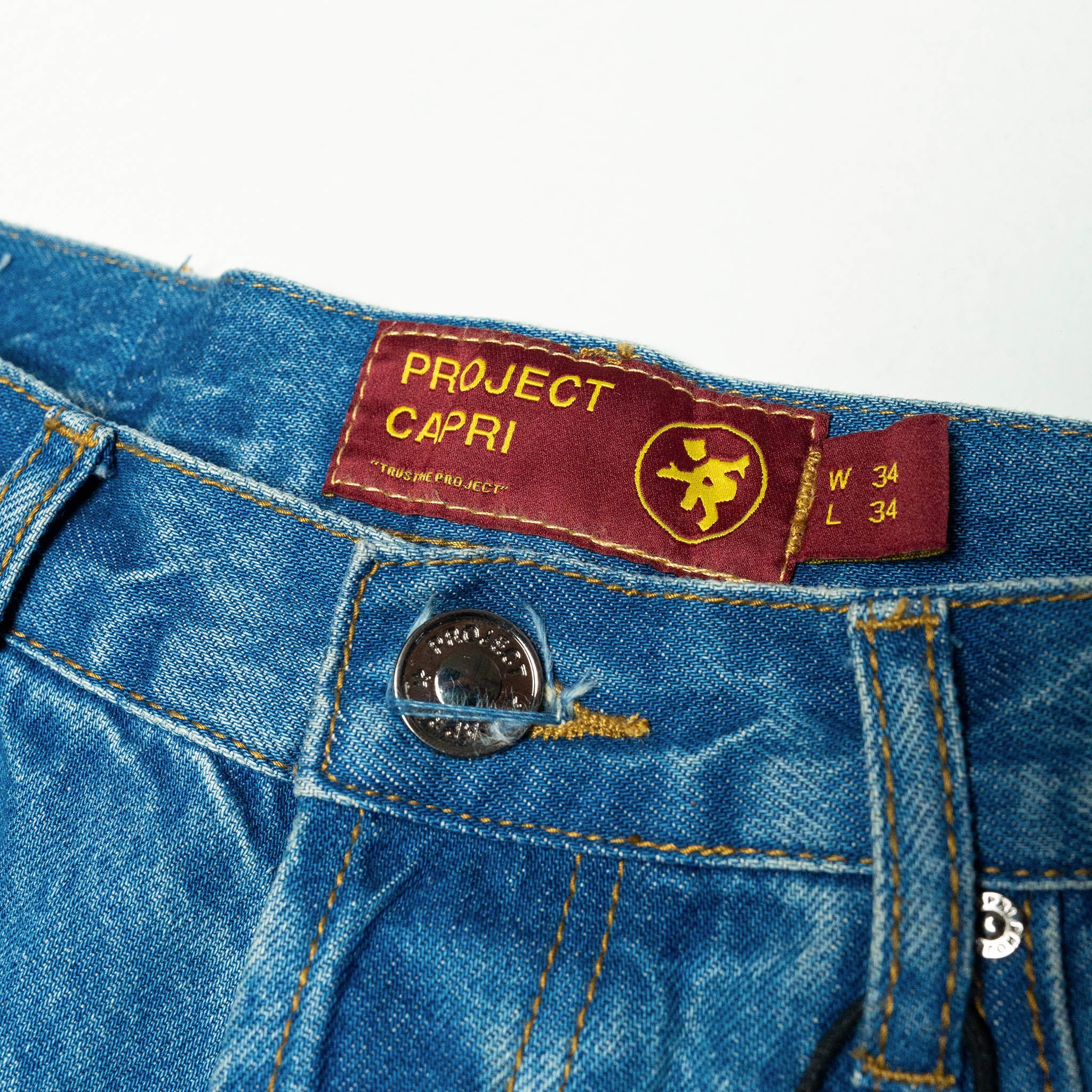 DISTRESSED CAPRI JORTS