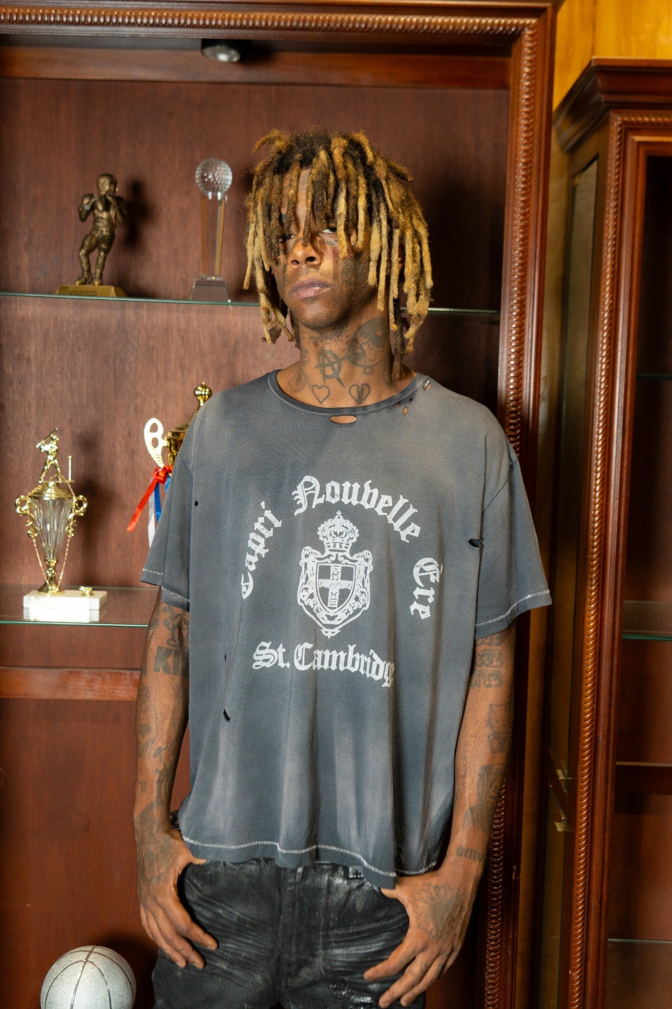 Noble Crest Tee charcoal grey on-body